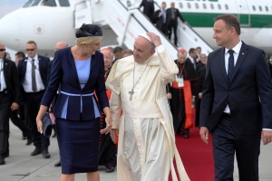 papież franciszek na lotnisku w balicach